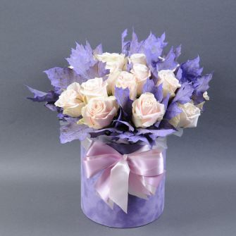 Композиція троянд Шарман із куеркусом