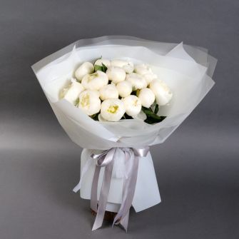 Букет білих півоній