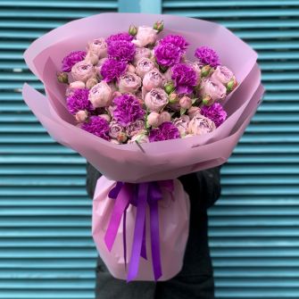 Букет з піоноподібними трояндами та гвоздиками