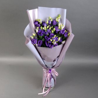 Букет із темно-фіолетових еустом