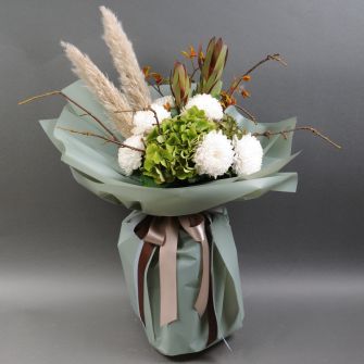 Букет хризантем з леукадендронами і гортензіями