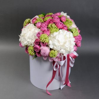 Композиція у капелюшній коробці