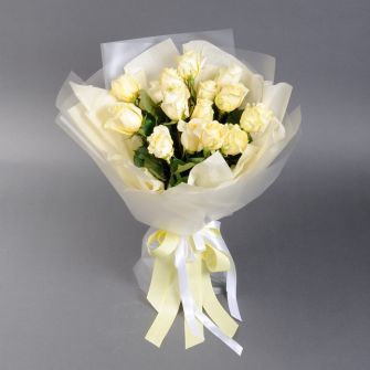Букет із 15 троянд Крем де ля Крем