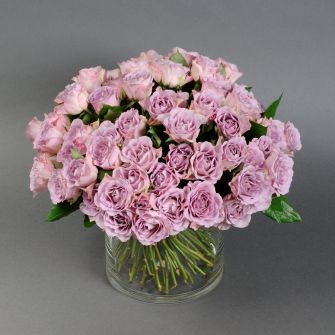 Букет із 71 троянди Меморі Лейн у вазі