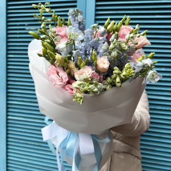 Букет із еустоми і дельфініума