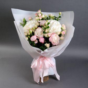 Букет ніжних гортензій та півоній