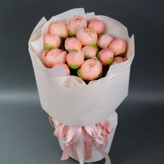 Букет ніжно-коралових півоній