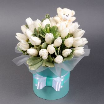Hatbox with white Tulips and bear