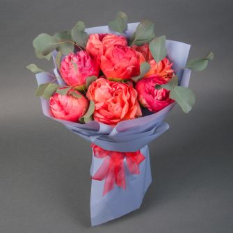 Букет із коралових півоній