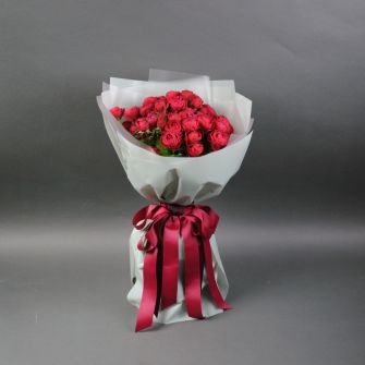 Букет з 9 піоноподібних троянд Черрі Трендсеттер