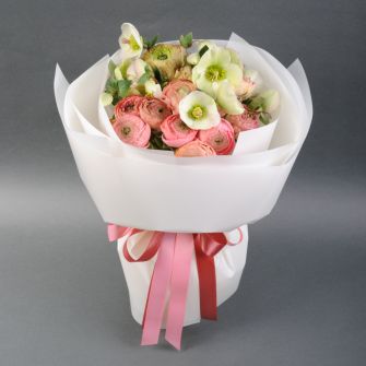 Букет "Танок Ранункулюса та Хеліборуса"