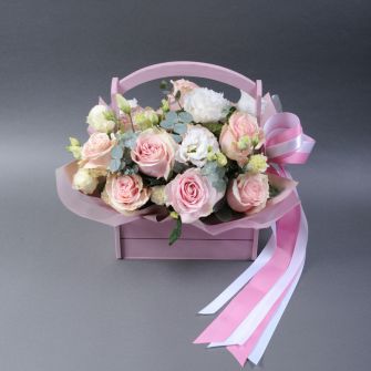 Композиція з троянд Пінк Мондіаль, еустом і діантуса в дерев'яному кашпо