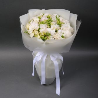 Букет з півоніями і фрезіями