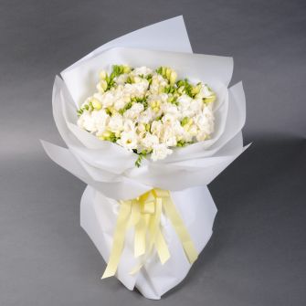 Букет білих фрезій