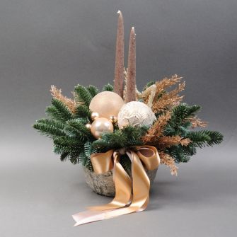 Новогодняя композиция с искусственными веточками, новогодними игрушками и свечами