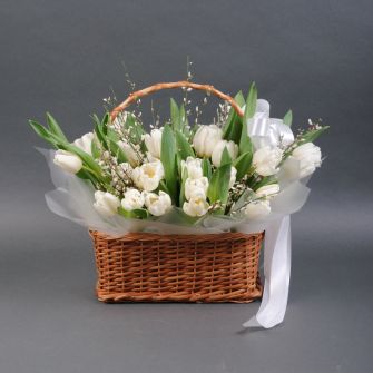Композиция в корзинке "Весна в белом платье"