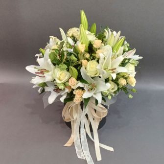 Композиція з ліліями та трояндою