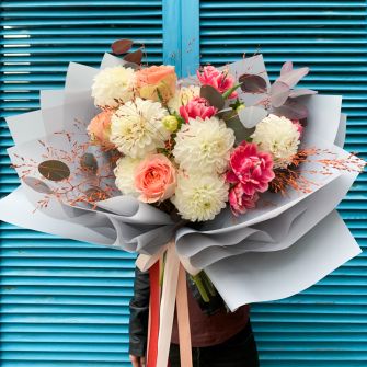 Bouquet "Gravity" with dahlias and Gravity Dutch roses