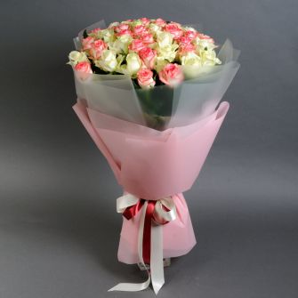 Букет 51 роза Джумилия и Аваланч