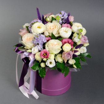 Композиція з ранункулюсами в коробці