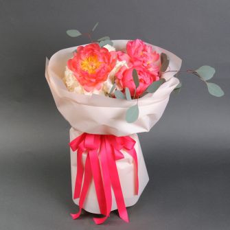 Букет з коралових півонії та гортензія